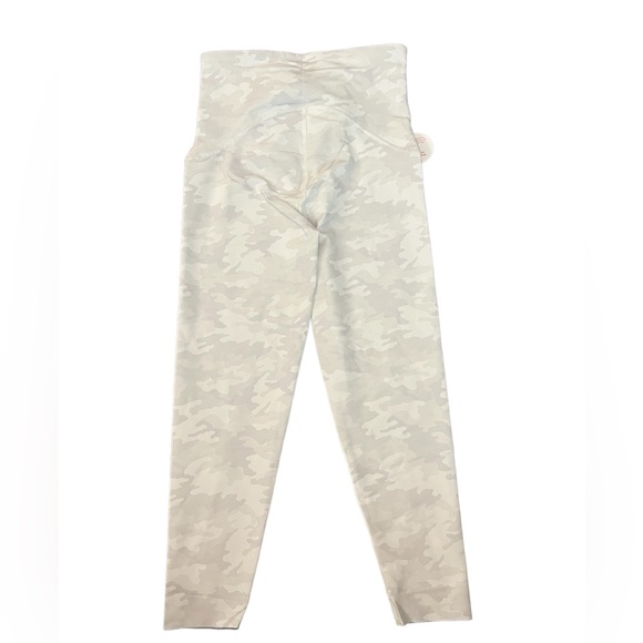 SPANX White Camo Booty Boost Active Printed 7/8 Leggings Size Medium NWT - Picture 6 of 9